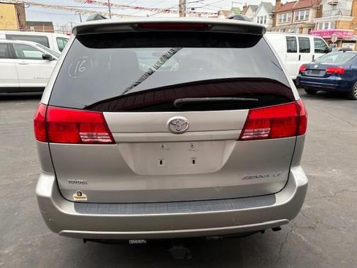 2004 Toyota Sienna LE