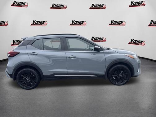 Boulder Gray Pearl 2024 Nissan Kicks SR