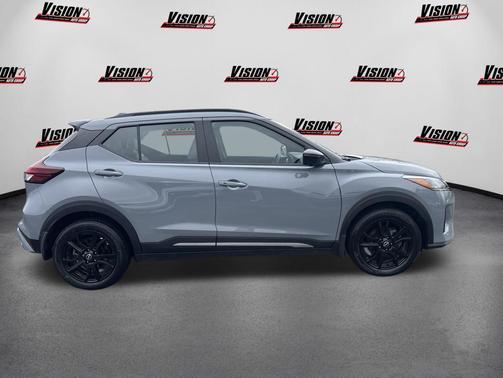 Boulder Gray Pearl 2024 Nissan Kicks SR
