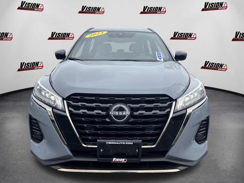 Boulder Gray Pearl 2024 Nissan Kicks SR