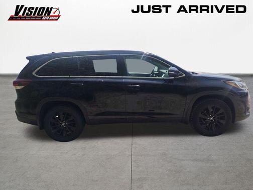 Midnight Black Metallic 2019 Toyota Highlander SE