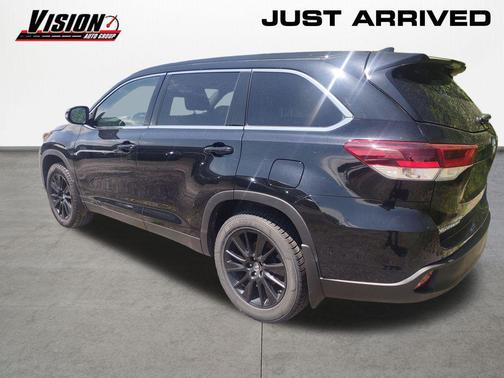 Midnight Black Metallic 2019 Toyota Highlander SE