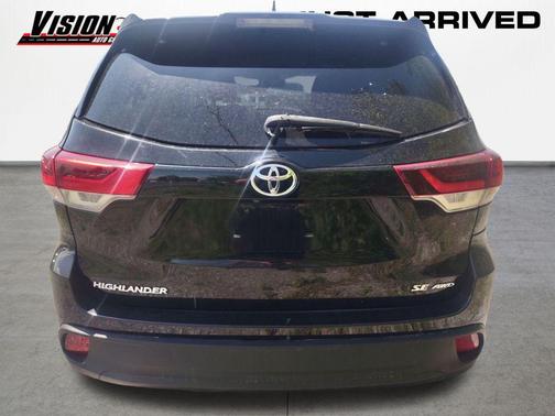 Midnight Black Metallic 2019 Toyota Highlander SE