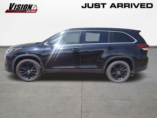 Midnight Black Metallic 2019 Toyota Highlander SE