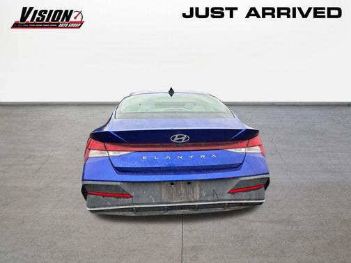 2024 Hyundai ELANTRA SE