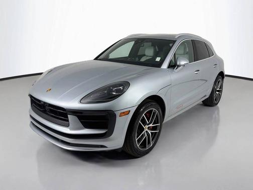 Dolomite Silver Metallic 2023 Porsche Macan