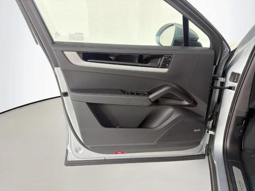 Dolomite Silver Metallic 2025 Porsche Cayenne AWD