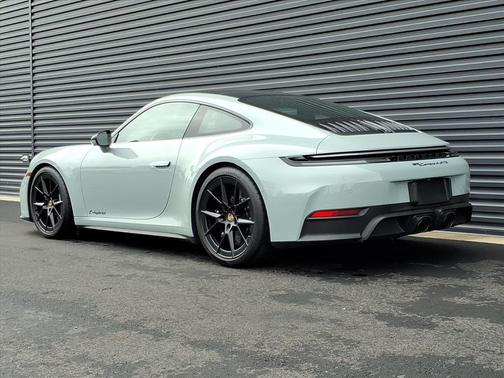 2025 Porsche 911 Carrera 4 GTS
