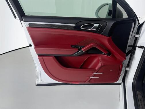 Carrara White Metallic 2016 Porsche Cayenne GTS