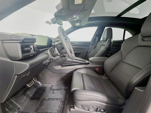 2025 Porsche Macan Turbo