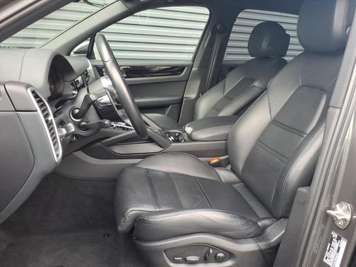 2023 Porsche Cayenne Platinum Edition