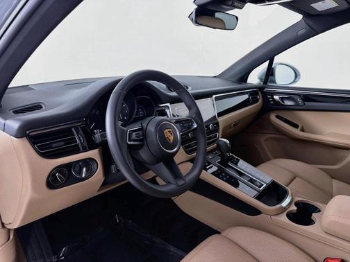 Dolomite Silver Metallic 2026 Porsche Macan