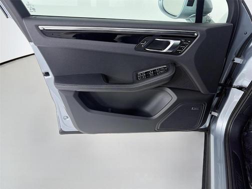 Dolomite Silver Metallic 2025 Porsche Macan Base