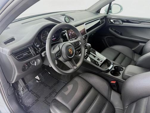 Dolomite Silver Metallic 2025 Porsche Macan Base