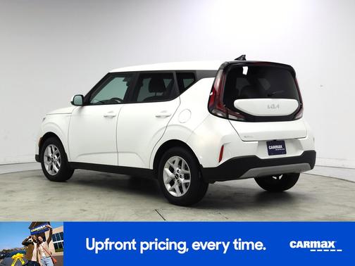 White 2023 Kia Soul LX