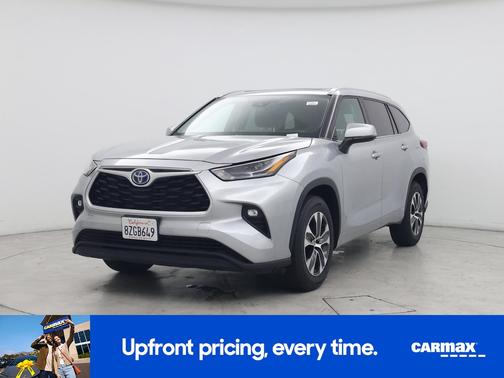 Silver 2022 Toyota Highlander Hybrid XLE