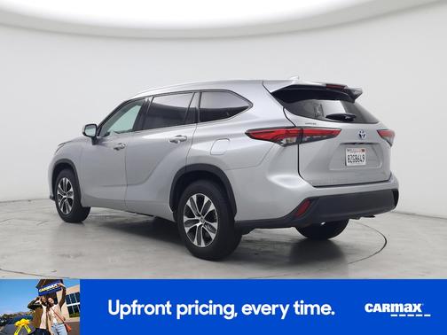Silver 2022 Toyota Highlander Hybrid XLE