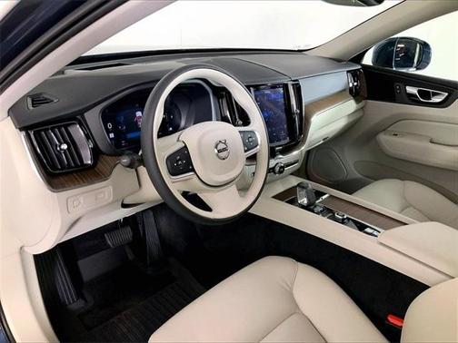 2022 Volvo XC60 B5 Momentum