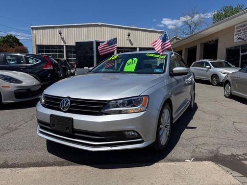 Moonrock Silver Metallic 2015 Volkswagen Jetta Auto SE w/Connectivity/Navigation