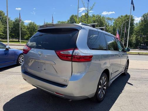 Silver Sky Metallic 2018 Toyota Sienna LE