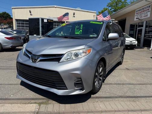 Silver Sky Metallic 2018 Toyota Sienna LE