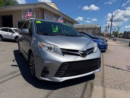 Silver Sky Metallic 2018 Toyota Sienna LE