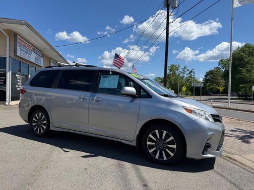 Silver Sky Metallic 2018 Toyota Sienna LE