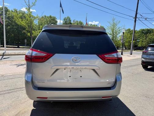 Silver Sky Metallic 2018 Toyota Sienna LE
