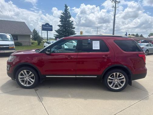 RED 2016 Ford Explorer XLT