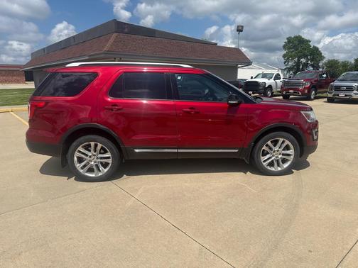 RED 2016 Ford Explorer XLT