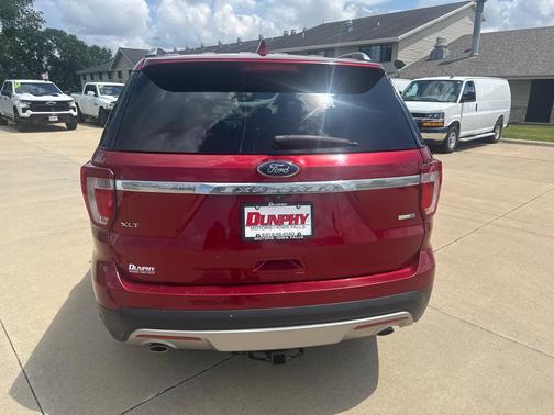 RED 2016 Ford Explorer XLT