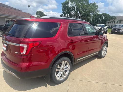 RED 2016 Ford Explorer XLT