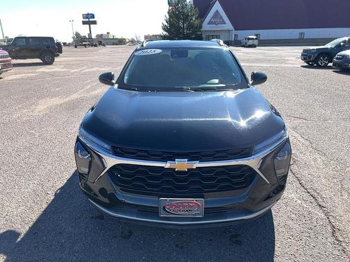 Mosaic Black Metallic 2025 Chevrolet Trax LT