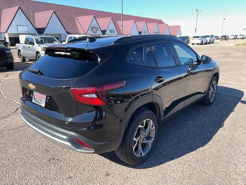 Mosaic Black Metallic 2025 Chevrolet Trax LT