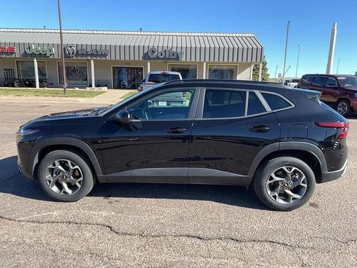 Mosaic Black Metallic 2025 Chevrolet Trax LT
