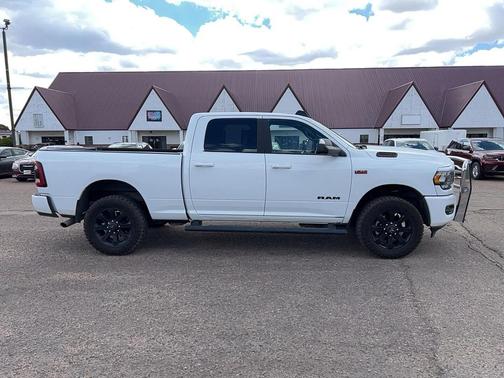 Bright White Clearcoat 2022 RAM 2500 Big Horn Crew Cab 4x4 6'4' Box