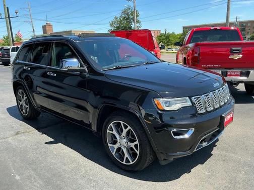 Diamond Black Crystal Pearlcoat 2019 Jeep Grand Cherokee Overland