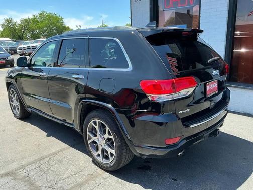Diamond Black Crystal Pearlcoat 2019 Jeep Grand Cherokee Overland