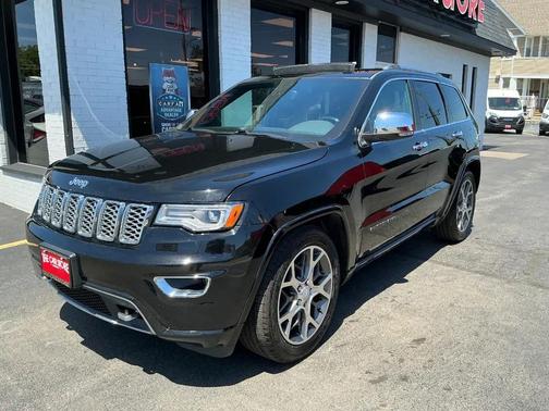 Diamond Black Crystal Pearlcoat 2019 Jeep Grand Cherokee Overland