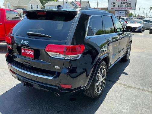 Diamond Black Crystal Pearlcoat 2019 Jeep Grand Cherokee Overland