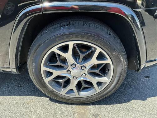Diamond Black Crystal Pearlcoat 2019 Jeep Grand Cherokee Overland