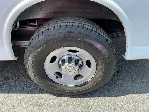 Summit White 2017 Chevrolet Express 3500 LT