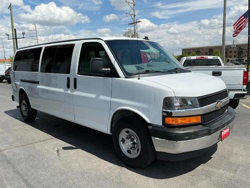 Summit White 2017 Chevrolet Express 3500 LT