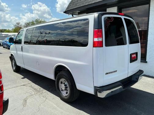 Summit White 2017 Chevrolet Express 3500 LT
