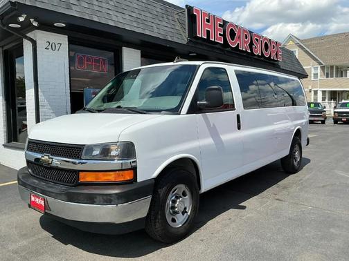 Summit White 2017 Chevrolet Express 3500 LT