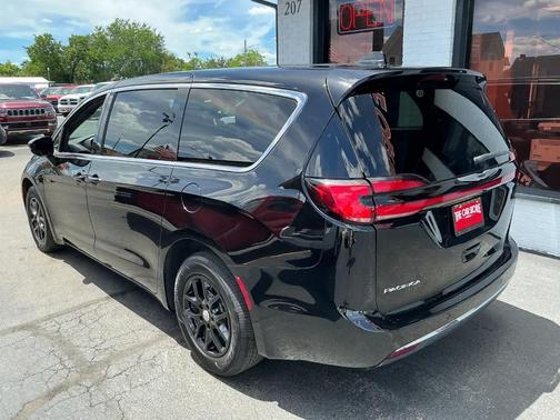 Diamond Black Crystal Pearlcoat 2025 Chrysler Pacifica L