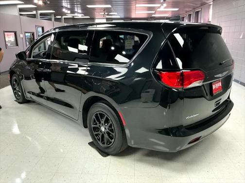 2022 Chrysler Voyager LX
