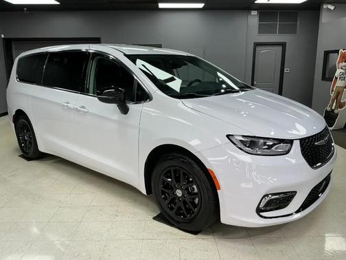 Bright White Clearcoat 2024 Chrysler Pacifica Touring L