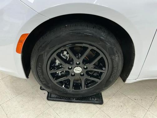 Bright White Clearcoat 2024 Chrysler Pacifica Touring L