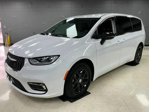 Bright White Clearcoat 2024 Chrysler Pacifica Touring L